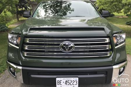 Le Toyota Tundra CrewMax SR5 2021, de front